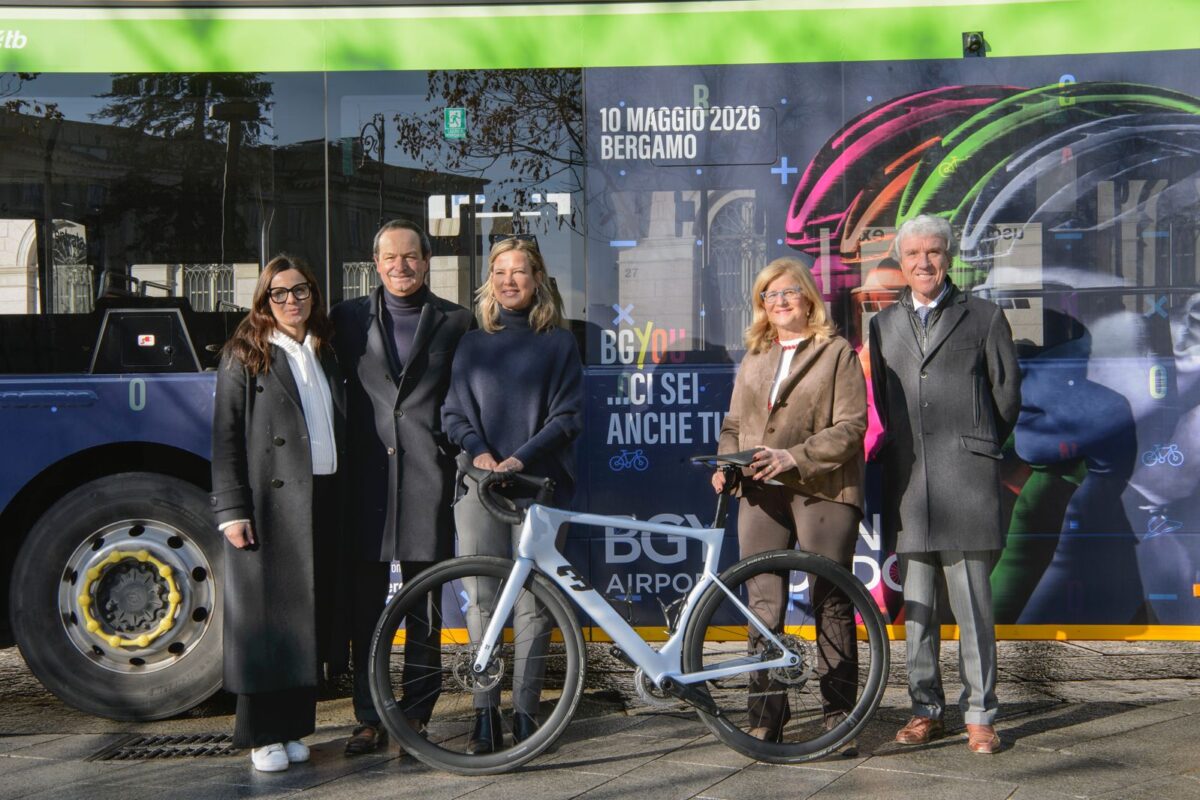 Un autobus ATB personalizzato per promuovere la BGY Airport Granfondo 2026