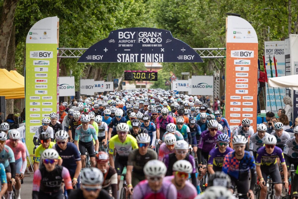 La pioggia non spegne l’entusiasmo dei ciclisti: che festa per i 1.700 della BGY Airport Granfondo